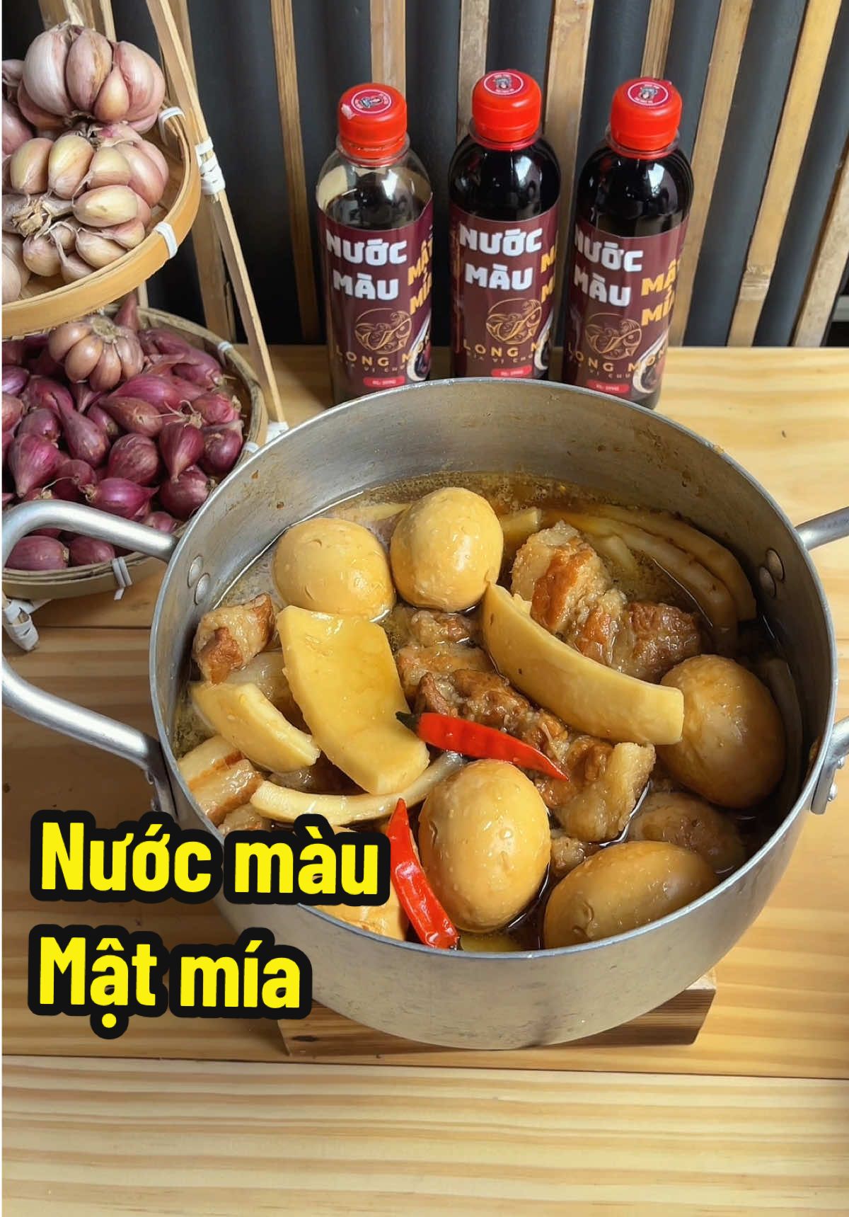 Nước Màu Mật Mía giúp món thịt kho, cá kho thêm đậm đà tròn vị #tiktokfood  #nuocmaumatmia  #nuocmaumatmiabuphuong  #thitkhotrung  #honghariviu 
