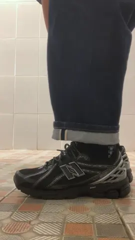 loose denim + dad shoes ? 💆🏻 #selvedgedenim #newbalance #1906 #rawdenim #rawdenimindonesia 