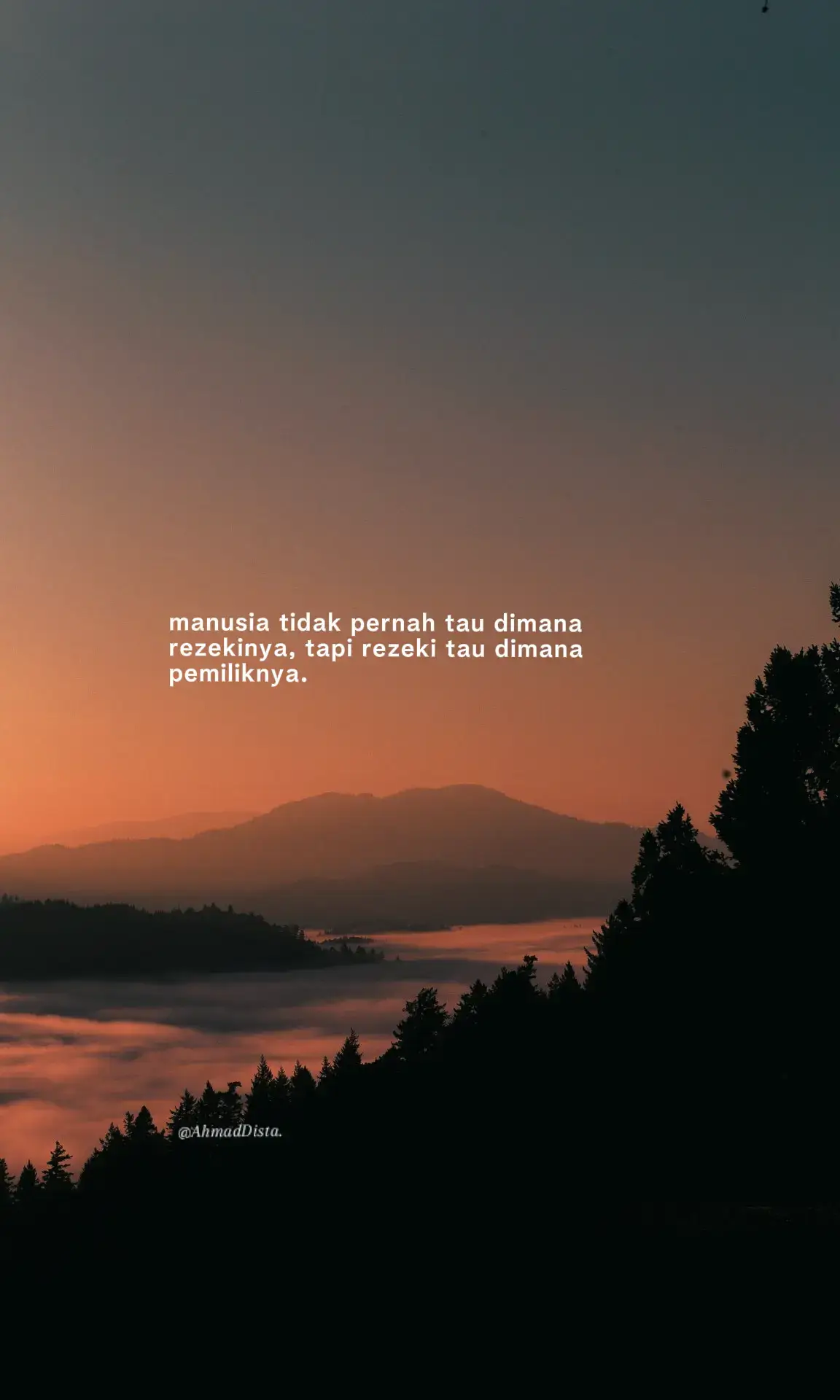 Bahan bakso sapi📝:  500 g daging sapi giling 1 butir telur ayam 5 siung bawang putih, haluskan 100 g tepung kanji 50 g es batu ½ sdt garam ½ sdm Royco Kaldu Sapi 1 sdt merica putih bubuk Bahan dan bumbu kuah bakso📝: 1 kg balungan kaki sapi 100 g bawang putih, haluskan 1 sdt lada putih bubuk 1 sdt pala bubuk 1 sdm Royco Kaldu Sapi 1 sdm garam 1 sdm gula 3 L air, untuk kuah Pelengkap: 1 bungkus bihun, rebus daun seledri bawang merah goreng Bango Kecap Manis. Cara masak 🥢:  1.Campur daging sapi giling, es batu, telur dan bumbu. Haluskan menggunakan food processor. 2.Tambahkan tepung kanji sedikit-sedikit sambil diaduk rata. Tuang adonan ke dalam wadah. 3.Ambil satu sendok makan adonan, bentuk bulat dan masukkan bakso ke dalam air yang dipanaskan di atas api kecil. 4.Biarkan hingga terapung (tandanya bakso sudah matang). Angkat, tiriskan. Lakukan hal yang sama hingga adonan habis. 5.Cara membuat kuah bakso: Masukkan Royco Kaldu Sapi, garam, dan semua bumbu kuah, bahan kuah bakso masak dan rebus bersama balungan kaki sapi. Rebus agak lama hingga menjadi kaldu. 6.Siapkan rebusan bihun di dalam mangkok. Tambahkan seledri, bawang goreng, bakso, serta kuahnya. 7.Hidangkan beserta saus tomat, sambal dan jangan lupa Bango Kecap Manis yang membuat bakso menjadi enak dan mantap. #katakata #4u #storytime #fyppppppppppppppppppppppp #xzyabc 