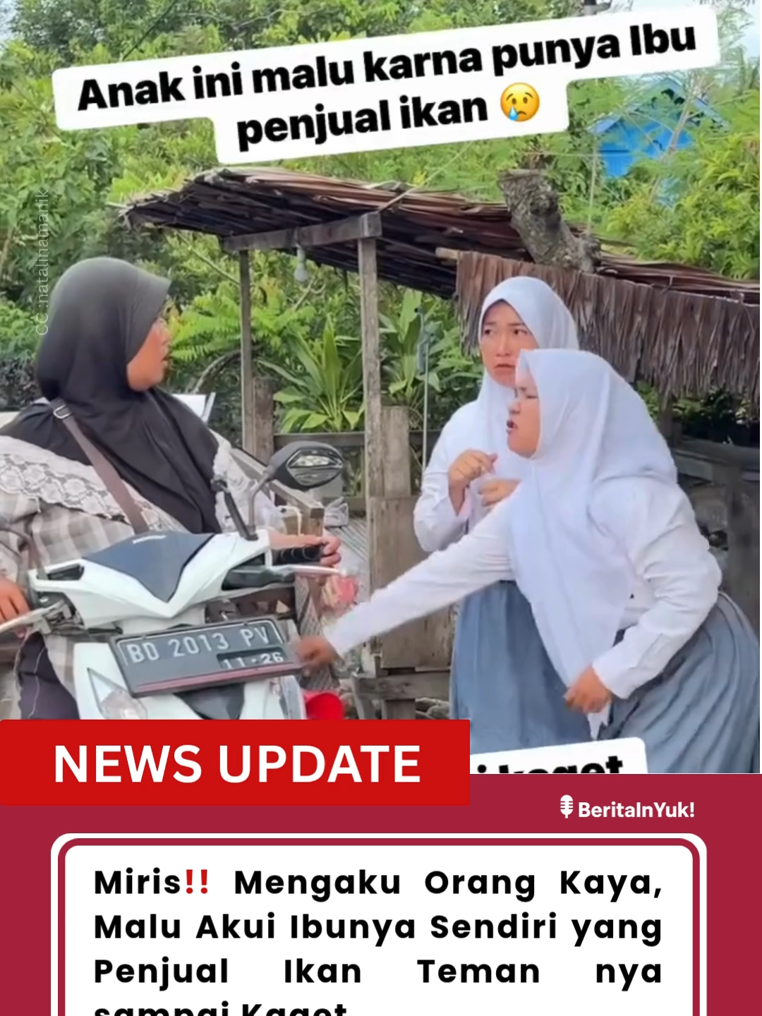 Tersentuh! Anak Malu Akui Ibunya Penjual Ikan, Ngaku Orang Kaya Demi Gengsi😢 Viral di media sosial kisah seorang anak yang mengaku berasal dari keluarga kaya demi menjaga gengsi di depan teman-temannya.  Namun, momen berubah haru ketika temannya mengetahui bahwa perempuan dengan motor sederhana dan membawa dagangan ikan yang datang ternyata ibunya sendiri. Peristiwa ini membuat banyak netizen terenyuh. Banyak yang menyoroti betapa sering rasa malu dan gengsi menutupi rasa syukur serta kebanggaan terhadap orang tua. Padahal, orang tua menerima anak dalam segala keadaan, berjuang tanpa pamrih, sementara sebagian anak justru menutupi asal-usulnya karena takut dinilai rendah. Kalian yang masih memiliki orang tua jadikan lah pembelajaran bersyukur karena masih memiliki orang tua yang sayang💔 #BeritaInYuk #beritaviral #fyp #viral #ViralHariIni #haru#MotivasiHidup #Keluarga #OrangTua