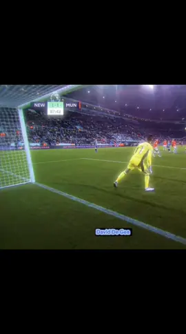 “David De Gea – bức tường thép mang đôi găng biết bay, người biến những pha cứu thua thành nghệ thuật.” ⚽🧤