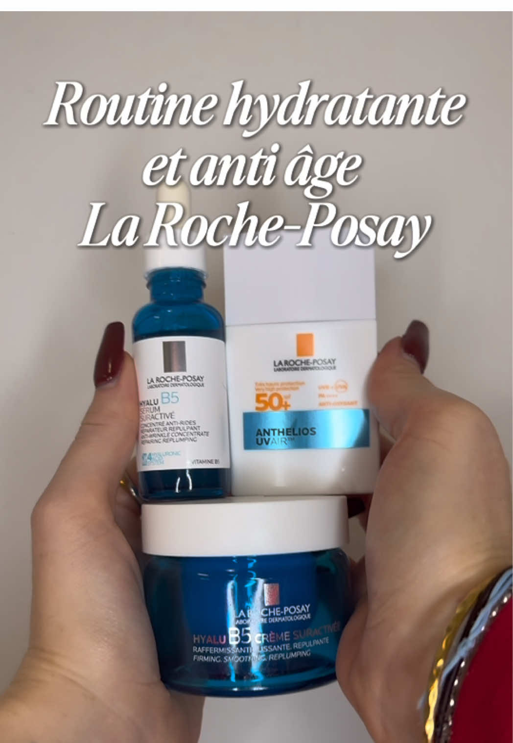 Prêt.e à révéler une peau hydratée, ferme et éclatante avec @La Roche-Posay ? ✨ Cette année, je découvre leur nouvelle routine hydratante et anti-âge, pensée pour les peaux sensibles : Hyalu B5 Suractivée + Anthelios UVAIR SPF50+ 🌤️ Une routine complète en 3 étapes simples pour une peau repulpée, protégée et lumineuse 💧✨ 1️⃣ Sérum Hyalu B5 Suractivée — 2x plus d’acide hyaluronique pour un effet tenseur immédiat, la peau est plus ferme et lissée. 2️⃣ Crème Hyalu B5 Suractivée — Hydratation intense, barrière cutanée réparée, peau visiblement repulpée. 3️⃣ Anthelios UVAIR SPF50+ — Protection ultra-efficace et légère grâce à la technologie UVAIR™. Effet matifiant jusqu’à 12h, convient à toutes les carnations. Je l’applique chaque matin et c’est ma nouvelle nouveauté coup de 💙 pour une peau éclatante au quotidien ! #hyalub5suractive #uvair #skincare #collaborationcommerciale #larocheposay 