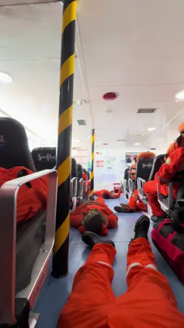 Quando o mar tá grosso, a gente navega deitado para tentar mitigar os efeitos do balanço da embarcação  🤢🤮😅 #offshore #Mar #video #videoviral #sea 