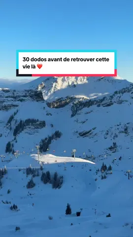 Cette vie ❤️ Plus que 30 dodos avant de retrouver la neige, les skis, les télésièges, les journées poudreuses, le froid qui pique le nez, les paysages qui piquent les yeux, les matins froids, les fondues à s’en peter le bide 🫶 #Avoriaz #bienvenueailleurs 