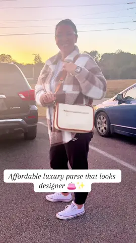 This purse looks like a high-dollar designer bag but for a fraction of the price. It’s roomy, simple, and stylish — comes with two straps and makes the perfect Christmas gift! Don’t wait, it’s selling fast. 👜🎁 #AffordableLuxury #tiktokshopblackfriday #ChristmasGiftIdeas #TikTokMadeMeBuyIt #tiktokshopcybermonday