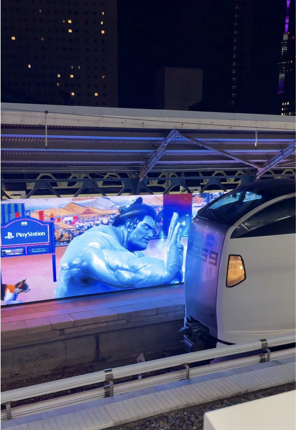 プレイステーションの広告で、11月14日まで東京の両国駅で見れます。この動画は特別な演出で、毎日17:35頃のみ見れます！ A new PlayStation ad is currently being shown at Ryogoku station in Tokyo, near Japan's national sumo arena. You can see this special ad every day at 5:35 PM until Nov. 14th.