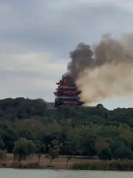 Trên ngọn Phượng Hoàng Sơn uy nghi của thành phố Trương Gia Cảng, ngôi cổ tự nghìn năm tuổi Vĩnh Khánh  từng là biểu tượng của Phật pháp và trí tuệ phương Nam nay chỉ còn lại tro tàn và khói trắng. Tựa như một vị thiền sư trầm mặc, chùa Vĩnh Khánh đã chứng kiến bao thịnh suy của nhân gian: Khởi dựng từ thời Đông Ngô (thế kỷ III), đến năm Đại Đồng thứ hai (537, đời Lương), cư sĩ Lục Hiếu Bổn dâng đất xây chùa, mở ra thời kỳ hưng thịnh kéo dài suốt hàng trăm năm. Thời Nam triều, chùa được xếp vào hàng “Nam triều tứ bách bát thập tự” — bốn trăm tám mươi ngôi danh tự, sánh vai cùng Linh Ẩn Tự và Kim Sơn Tự. Trong chùa từng có ba báu vật trứ danh: cổ bách nghìn năm, xá lợi nhục thân Bồ Tát, và giếng đá tự nhiên — được gọi là “Tam tuyệt Vĩnh Khánh”. Năm Thiên Bảo thứ mười hai (754, đời Đường), cao tăng Giám Chân – trước khi vượt biển hoằng pháp sang Nhật – từng dừng bước nơi đây, để lại bao giai thoại. Đến thời Minh – Thanh, chùa được trùng tu mở rộng hơn 80 mẫu, trở thành trung tâm Phật giáo trọng yếu bên dòng Trường Giang. Thế nhưng, ngọn lửa định mệnh đã thiêu rụi tất cả — mái ngói cổ kính, tượng Phật vàng son, cả những bức tường đã nhuốm rêu thời gian.  #trunghoaxuanay  #dulichtrungquoc  #dulichtutuc 