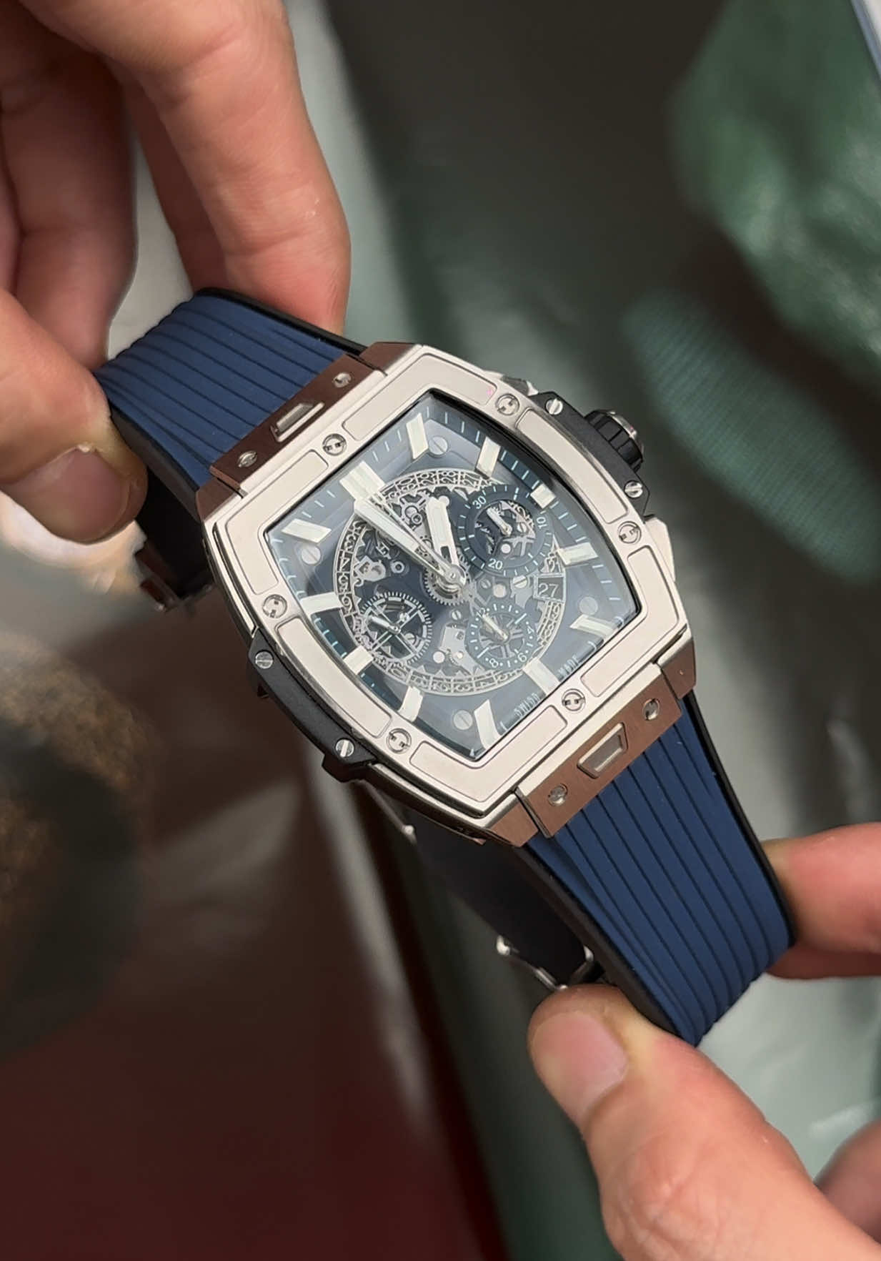 Spirit of Big Bang 42mm Blue Dial — thiết kế dạng tonneau đặc trưng, phô diễn bộ máy skeleton qua lớp kính sapphire trong suốt. Từng chi tiết cơ học đan xen như hơi thở của kim loại và thời gian, vừa lạnh lùng, vừa quyến rũ theo cách không thể sao chép.  #nguyenduyluxury #nguyenduywatch #luxurywatches #luxury #dongholuot 