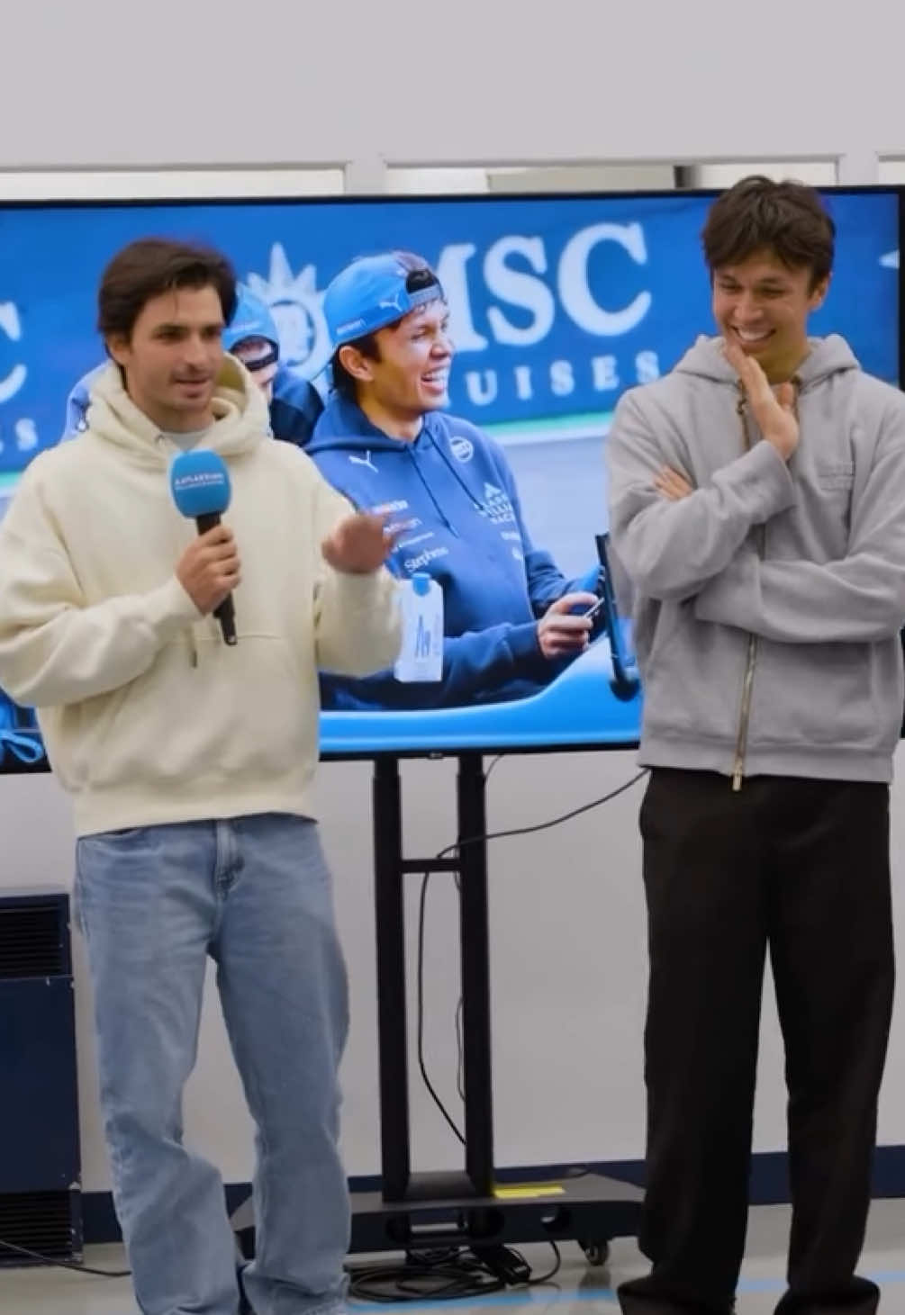 We got the backstory behind their shortcut during the drivers parade 😅😅 🎥- Williams  #alexalbon #albon #carlossainz #sainz #williamsracing 