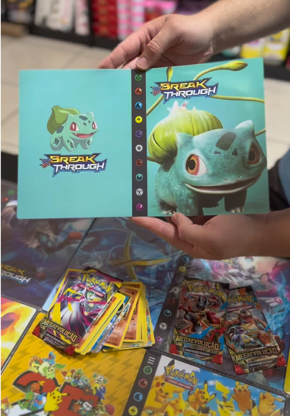 Álbum de Cartas Pokémon - Capacidade para 240 Cards Transforme sua coleção de Pokémon em um verdadeiro tesouro!  Você sabia que o cuidado e organização das suas cartas Pokémon são essenciais para mantê-las em perfeito estado? Com esse álbum de alta qualidade, suas cartas estarão protegidas e organizadas de maneira prática e segura.  Garanta já o seu álbum e preserve o valor e a beleza de cada carta. Compre agora e leve sua coleção para o próximo nível! #album #pokemon #rootscommerce #cartaspokemon #colecao