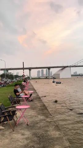 Thế giới luôn có cách làm bạn mỉm cười, chỉ cần bạn cho mình một khoảng lặng để cảm nhận. #đà_nẵng #cauthuanphuoc 