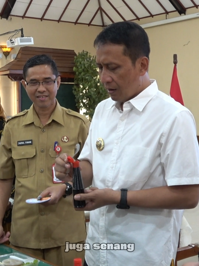 🌾 Bupati Bojonegoro Dorong Inovasi Pengelolaan Limbah Pangan, Buka Jalan Ekonomi Baru untuk UMKM Lokal ♻️✨ Mengubah sisa jadi berdaya! Melalui Gerakan Masyarakat Selamatkan Pangan (Gema Pangan) dan Lomba Inovasi Sisa Pangan 2025, Pemerintah Kabupaten Bojonegoro terus mendorong masyarakat untuk bijak kelola pangan, selamatkan masa depan. 💬 “Inovasi pengolahan sisa pangan bukan hanya mengurangi limbah, tetapi juga membuka peluang ekonomi baru bagi masyarakat,” — Bupati Bojonegoro Setyo Wahono Dari abon nangka, kerupuk cangkang telur, hingga kue dari bekatul — kreativitas warga Bojonegoro membuktikan bahwa ketahanan pangan bisa dimulai dari dapur rumah sendiri. 🍽️💡  #setyowahono #StopBorosPangan #GemaPangan2025 #BijakKelolaPangan #UMKMBojonegoro 