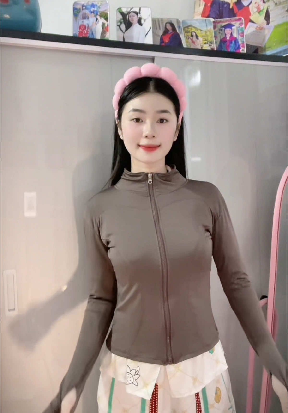 Áo em đang mặc màu nâu đất ạ 🤎