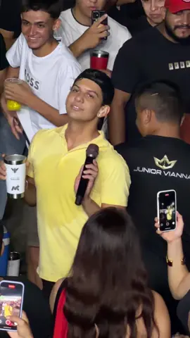 Levaram o microfone pro fã no meio do povo a pedido do vaqueiro. O resto é Historia PQP 🤣 #3barulhinhos #vaqueiro #vaquejada #juniorvianna #humortiktok 