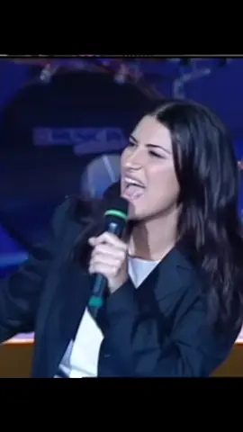 2000 | Tra te e il mare - Laura Pausini  #LauraPausini #tv #virale #storiadellamusicaitaliana #storiadellatelevisione 