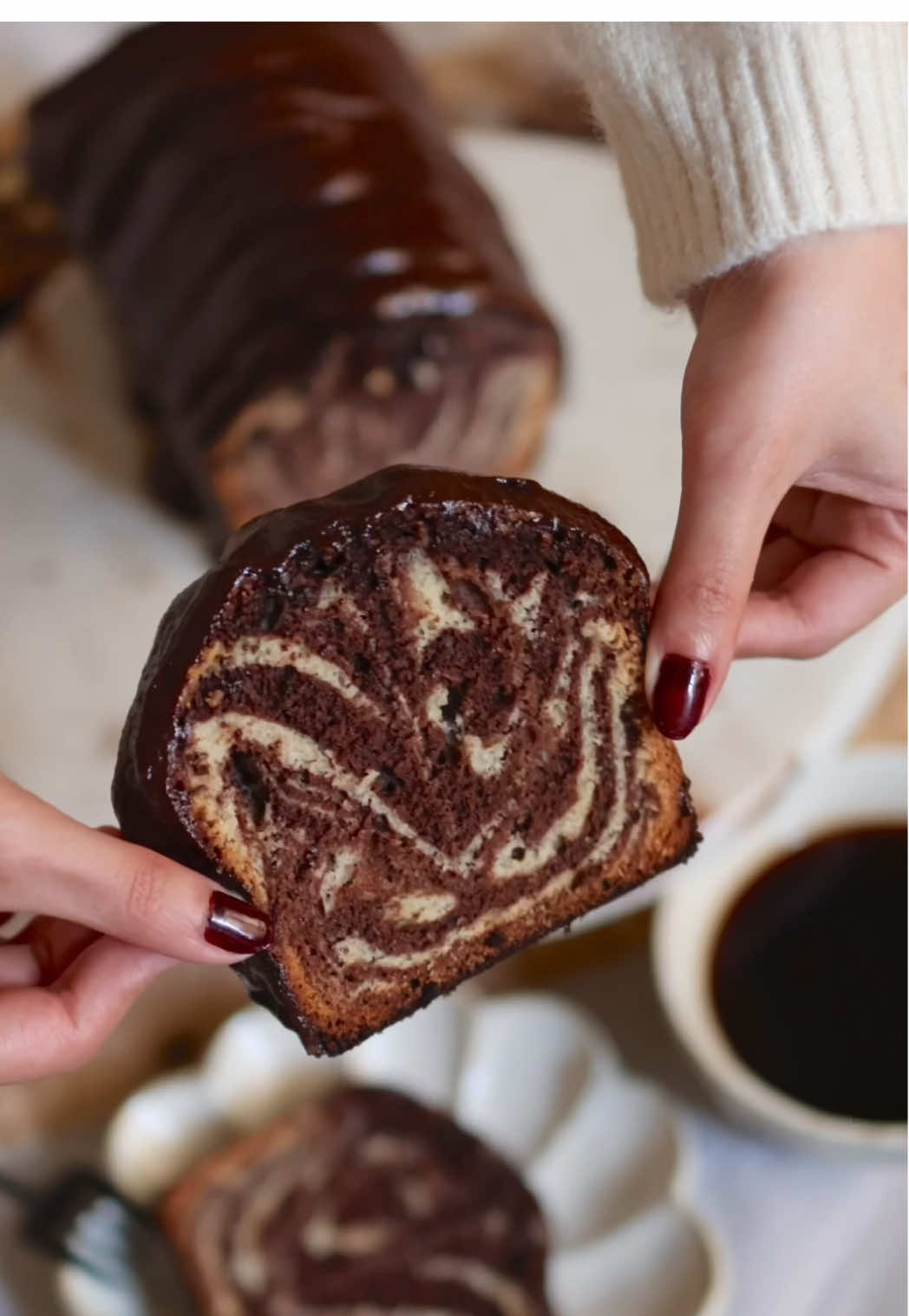 ماربل كيك بالطحينة و الشوكولاتة المقادير🥣 ١٥٠ جرام زبدة بحرارة الغرفة أو نص كوب زيت نباتي  (الزيت يعطي هشاشة و لكن الزبدة اطعم و تعطي نكهه غنية للكيك ) ١ و نص كوب سكر (اذا تحبو الحلا خفيف خلوها ١ و ربع كوب )  ٤ بيض  ٣ ملعقة كبيرة زبادي او حليب  ٢ ملعقة صغيرة ڤانيلا  ثلث كوب طحينة  ٢ كوب دقيق  ٢ ملعقة صغيرة بيكينج باودر  ربع ملعقة صغيرة ملح  ٢ ملعقة كبيرة بودرة كاكاو غير محلاه لكريمة الطحينة و الشوكولاتة 🍫  ٧٠ جرام زبدة بحرارة الغرفة  ربع كوب طحينة  ربع كوب بودرة كاكاو  ١ كوب سكر بودرة  حليب سائل (ضيفو حسب القوام اللي تفضلوه )  (كمان الشوكولاته ممكن تضيفو اي نوع تذوبوه بدال بودرة الكاكاو  بس و تخففو كمية السكر 😍) الطريقة💌 - نخلط المكونات السائلة حنبدا بالسكر و البيض و نخلط حتى ينفش البيض و يصير لونه فااتح بعدها نضيف الڤانيلا و الزيت و الطحينة و الزبادي - نضيف المكونات الجافة (الدقيق-البيكينج باودر -الملح) ونخلط حتى يختفي الدقيق  - نقسم خليط الكيك نخلي نصه في وعاء ثاني و نضيف عليه بودرة الكاكاو  - نصب الخليب في قالب الكيك بالتناوب على يطعينا الشكل الرخامل  فرن مسبق التسخين على درجة حرارة ١٨٠ لمدة ٤٠-٥٠  دقيقة  بعد ما نخرجها من الفرن نتركها تبرد تماما و اخر شي نضيف لها كريمة الشوكولاتة بالطحينة و بالعافية 🤎 . . #الشعب_الصيني_ماله_حل😂😂 #foryou #fyp #وصفات #طبخ 