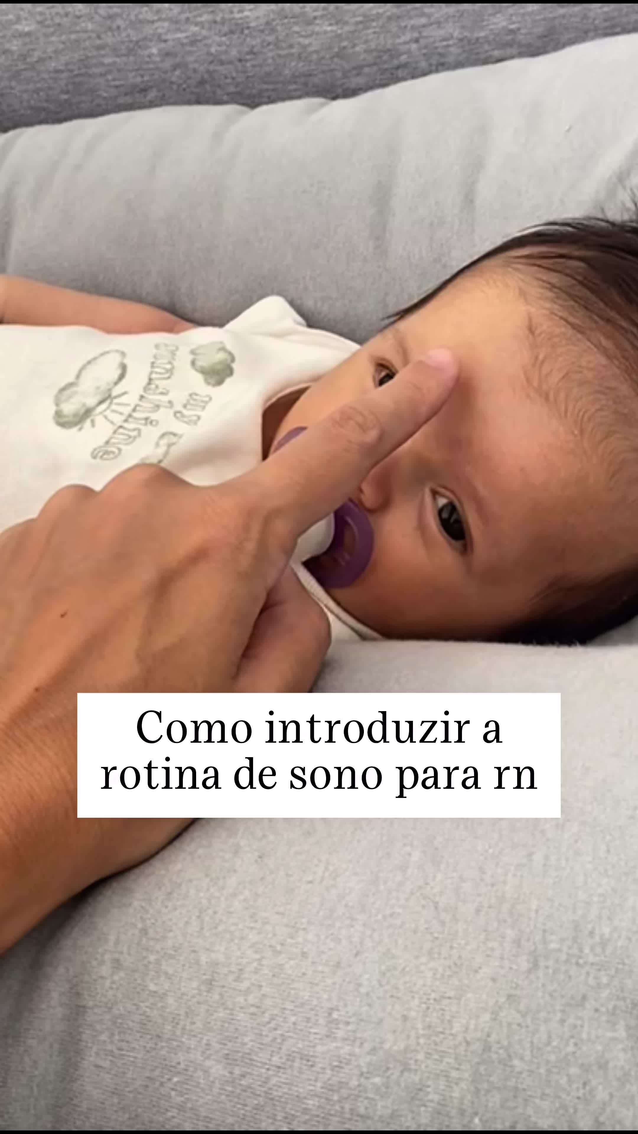 ✨ Como criar uma rotina de sono adaptada para recém-nascidos (0–3 meses) Salva esse post, ele é o mapa do começo. 🌙 📍Se você chegou agora, já clica para me seguir, pois é sobre isso que eu falo todo dia aqui. 🍼 1️⃣ Observe, não imponha Nos primeiros meses, o bebê ainda não tem ritmo fixo. Anote quando ele demonstra sono naturalmente (olhar parado, bocejos, movimentos lentos). O padrão começa a se desenhar a partir daí. 🌤️ 2️⃣ Crie marcos do dia Use a luz natural como aliada. De manhã: janelas abertas, conversas suaves, trocas de fralda com luz. À noite: ambiente escuro, menos estímulos e ruído branco. → Isso ensina o corpo do bebê a diferenciar dia e noite. 🧺 3️⃣ Mantenha micro-rituais Ritual simples, repetido com calma: banho morno + troca + luz baixa + frase de segurança (“agora é hora de descansar”). Aqui, não é sobre o relógio, é sobre o ritmo emocional. 💜 4️⃣ Cuide do ambiente O quarto deve estar: 🌡️ Fresco (22–24 °C) 💨 Arejado 🌙 Escuro (use blackout ou fraldinha) 🎧 Sons constantes (ruído branco ajuda a acalmar reflexos de susto). 🌿 5️⃣ Priorize o descanso da mãe Rotina boa é aquela que também cabe você. Durma quando ele dormir. Aceite ajuda. E lembre-se: sono bom começa quando a mãe também descansa. 📌 Salve esse guia. A rotina perfeita não existe mas a conexão consistente transforma tudo. 💜 #rotinadesono #sonodobebe #sonodorecemnascido #rotinadesonosorn #rotinadesonodoreborn