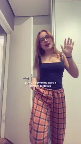 é difícil, mas dps de ler os comentários to começando a aprender kkkkk  dica: fixa bem os pés no chão, joelho esticado e mexe só o quadril   #trend #dancinha 