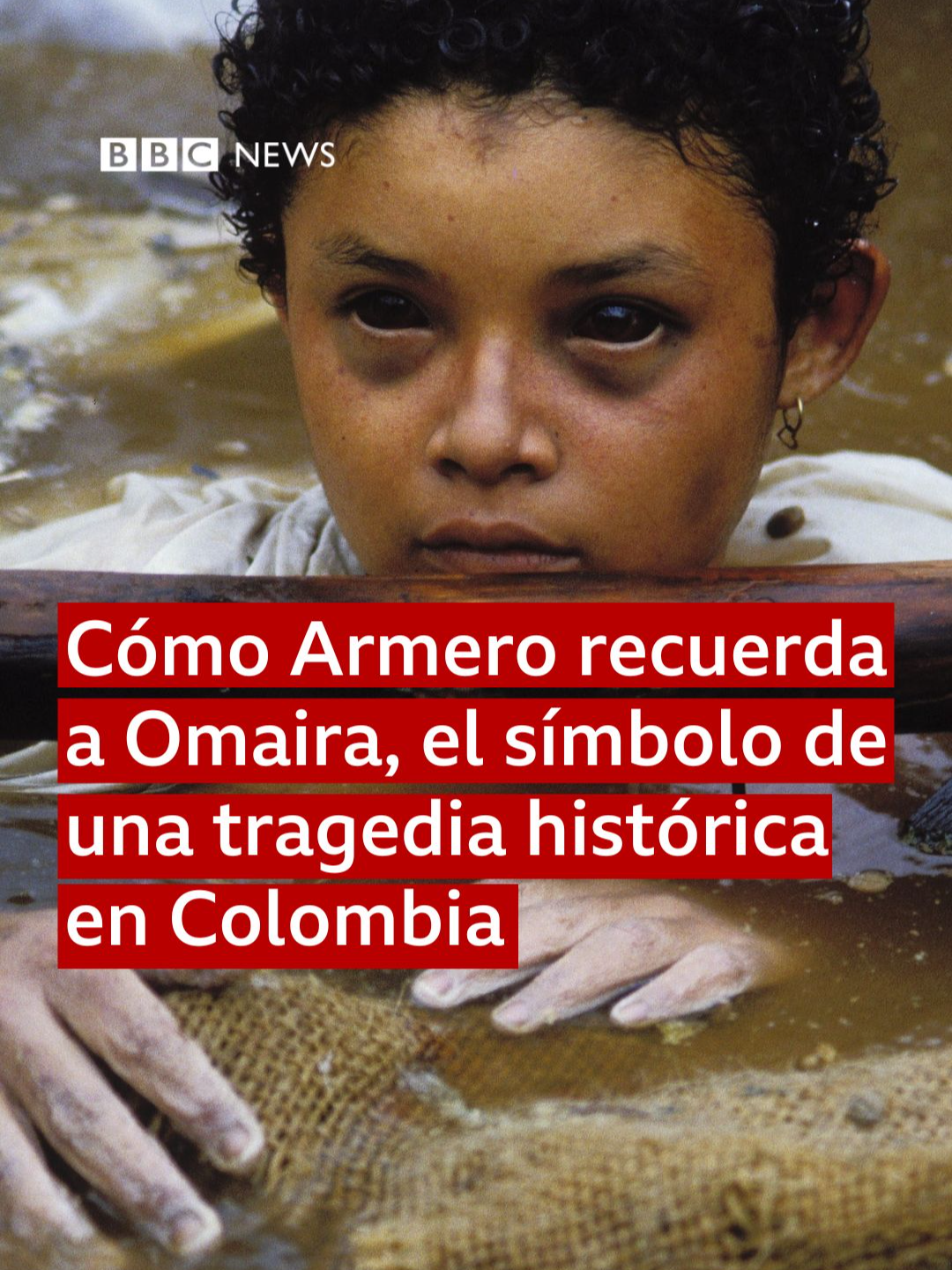 Imágenes inolvidables 🇨🇴 La niña Omaira Sánchez, cuya agonía fue filmada en directo hace 40 años, se volvió el símbolo de la tragedia de Armero en Colombia. Esta ciudad quedó sepultada el 13 de noviembre de 1985 por la avalancha de un volcán y murieron 25.000 personas. @jqeto, corresponsal de BBC News Mundo en Colombia, visitó Armero y la tumba de Omaira y cuenta cómo se le recuerda allí. #BBC #BBCMundo #Colombia #Armero #OmairaSánchez #volcán #NevadodelRuiz