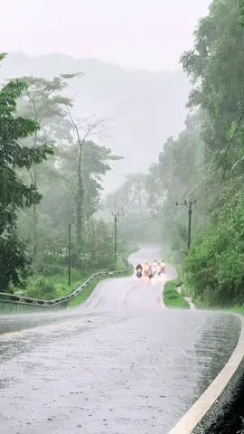 Naringgul dikala hujan  a good friend, good vespa ❤️ #vespagram #vespaklasik #jalanviral #vespaindonesia #vespa 