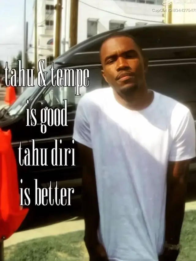 berikut cara membuat kukis (cookies) sederhana dan enak👨🏻‍🍳🍪 Bahan-bahan: 100 gram mentega (butter) 50 gram margarin 100 gram gula halus (bisa juga gula pasir halus) 1 butir kuning telur 200 gram tepung terigu (protein sedang) 30 gram susu bubuk (opsional) 50 gram choco chips atau potongan cokelat (sesuai selera) ½ sdt vanili bubuk ½ sdt baking powder (opsional untuk tekstur lebih renyah) Cara membuat: 1. Kocok bahan lembut: Kocok mentega, margarin, dan gula halus sampai lembut dan pucat (pakai mixer atau whisk). 2. Tambahkan telur & vanili: Masukkan kuning telur dan vanili, aduk rata. 3. Masukkan bahan kering: Ayak tepung terigu, susu bubuk, dan baking powder. Masukkan sedikit demi sedikit ke adonan, aduk pakai spatula hingga rata. 4. Tambahkan topping: Campurkan choco chips atau bahan lain (kacang, keju, dll). 5. Bentuk adonan: Ambil sedikit adonan, bulatkan kecil, lalu pipihkan di loyang yang sudah dialasi kertas roti. 6. Panggang: Panggang dalam oven suhu 170°C selama 20–25 menit sampai bagian pinggirnya agak kecokelatan. 7. Dinginkan: Setelah matang, biarkan dingin dulu supaya kukis mengeras dan renyah.