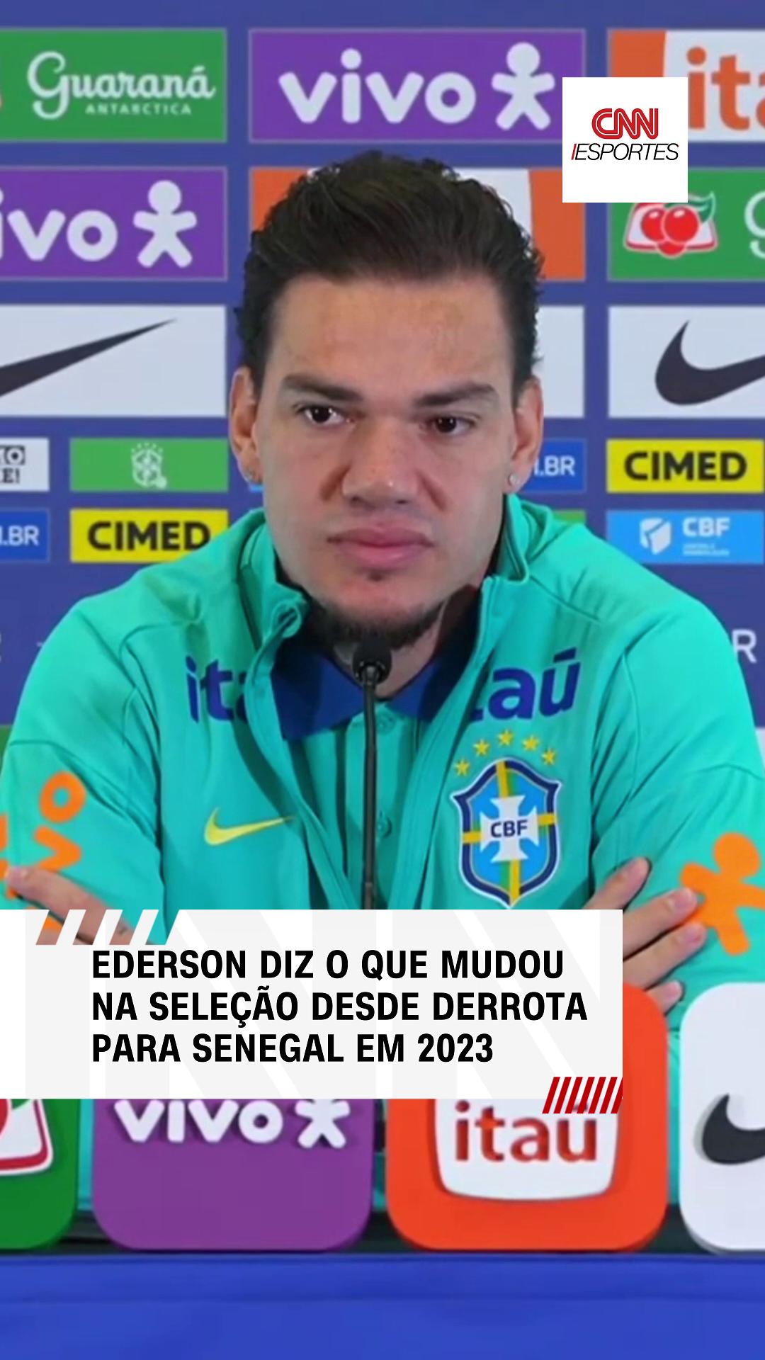 SELEÇÃO BRASILEIRA: Em coletiva nesta quarta (12), o goleiro Ederson destacou o que mudou na Seleção Brasileira desde a derrota para Senegal em um amistoso realizado em junho de 2023. Na ocasião, o treinador era o então interino Ramon Menezes. Os dois países voltam a se enfrentar neste sábado (15), em Londres. “Mudou muita coisa. A forma de pensar, trabalhar. Não tirando o mérito do treinador que estava naquela vez, mas com o Ancelotti é outra forma de enxergar o treinador tão vitorioso comandando a equipe. Isso agrega muito para os jogadores, traz uma mentalidade mais vencedora”, destacou o goleiro do Fenerbahçe #TikTokEsportes #Ederson #Goleiro #Futebol #Seleção