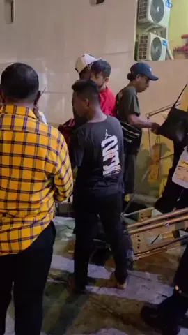 Menghayati makna pelayanan ala Bung Anos Yeremias bisa saja dibilang sulit bagi orang lain. Tapi baginya, melakukan hal hal yang dianggap kecil untuk orang lain jauh lebih berarti.  Mungkin atas dasar pikiran bahwa sesudah dipilih rakyat untuk jadi anggota DPRD Maluku, Beliau selalu melakukan hal hal kecil tersebut. Adakalanya sebagian orang zg terima dan mengejek, karena selalu urus kapal dan rutin datang ke pelabuhan waktu kapal mau berangkat. Namun Beliau merasa harus melakukannya supaya bisa melihat langsung kondisi kapal, penumpang dan barang. Dan bila ada hambatan atau kendala bisa segera diatasi.  Ketika yang lain sibuk urus proyek, berusaha supaya dapat jabatan yang lebih strategis dan bisa punya pengaruh, Aleg yang satu ini sibuk terus mengurus  hal hal kecil untuk kepentingan dan kebutuhan masyarakat. Zg peduli dengan jabatan yang mungkin bagi orang lain itu jabatan besar, bikin apa urus hal kecil dan datang bakudapa orang kecil.  Tapi bagi Beliau,dari orang kecil itulah Beliau bisa dapat jabatan yang besar. Selalu bangga padamu Bapa Dewan Idolaku.🙏