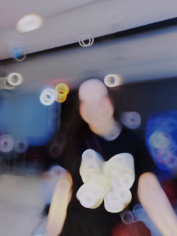 Có Ai nhìn thấy, nơi nào đang bán nụ cười Xin tag tên tôi, tôi đến mua niềm vui với Ai đang tìm kiếm, nơi nào không chứa muộn phiền Qua đây, đi chung