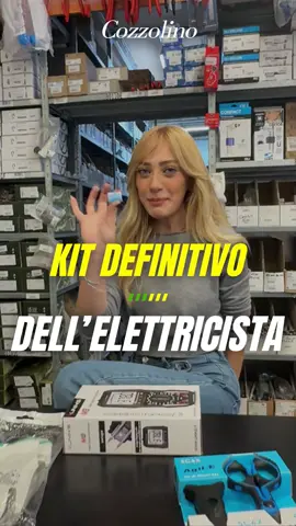 ⚡ “Elettricistaaa! Passi più tempo a cercare gli attrezzi che a lavorare?” Allora ti serve il Kit definitivo dell’elettricista 🧰 Dentro trovi tutto per lavorare veloce, preciso e in sicurezza: ✔️ Forbici F1 → tagli netti e puliti ✔️ Connettori rapidi a molla → collegamenti in un clic ✔️ Nastro autoagglomerante → isola senza appiccicare ✔️ Tester retroilluminato → anche al buio vedi tutto ✔️ Guanti dielettrici sottili → protezione + sensibilità 👌 Tutto ciò che serve, in un solo kit. ✍️ Scrivi KIT ELETTRICISTA nei commenti o passa in negozio per scoprirlo dal vivo! 📌 Salva il video e scopri di più su Cozzolino Srl 👉 Home - Cozzolino - Shop Materiale Elettrico | Home - Cozzolino Srl 2025 📹: @altro.agency #CozzolinoSrl #KitElettricista #UtensiliProfessionali #ImpiantoElettrico #MaterialeElettrico #Elettricisti #SoluzioniSmart #FaiDaTe