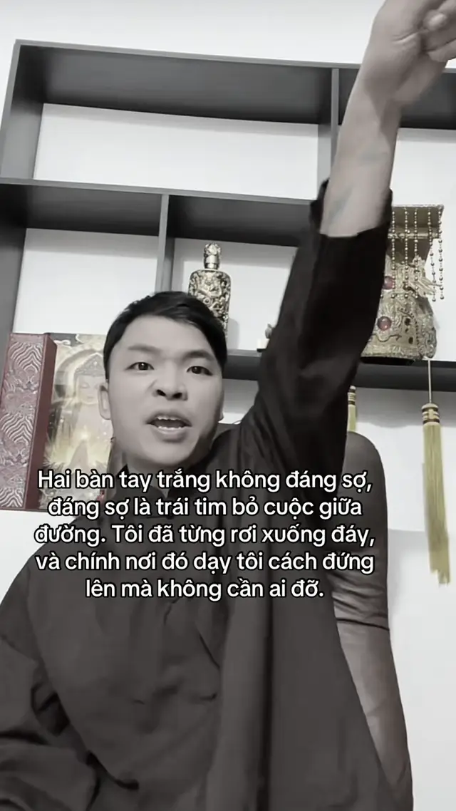 Hai bàn tay trắng không đáng sợ, đáng sợ là trái tim bỏ cuộc giữa đường.#xh #khanhsky #tamtrang #đời #xãhội 