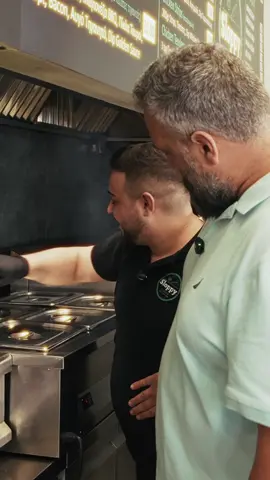 Πήγα στο @SloppyCanteen για να σας δείξω τις λιχουδιές τους. Σε αυτό το πρώτο μέρος θα δούμε κάποιες από τις μερίδες και τα burger. Στο επόμενο θα έρθουν και τα τεράστια σάντουιτς. 