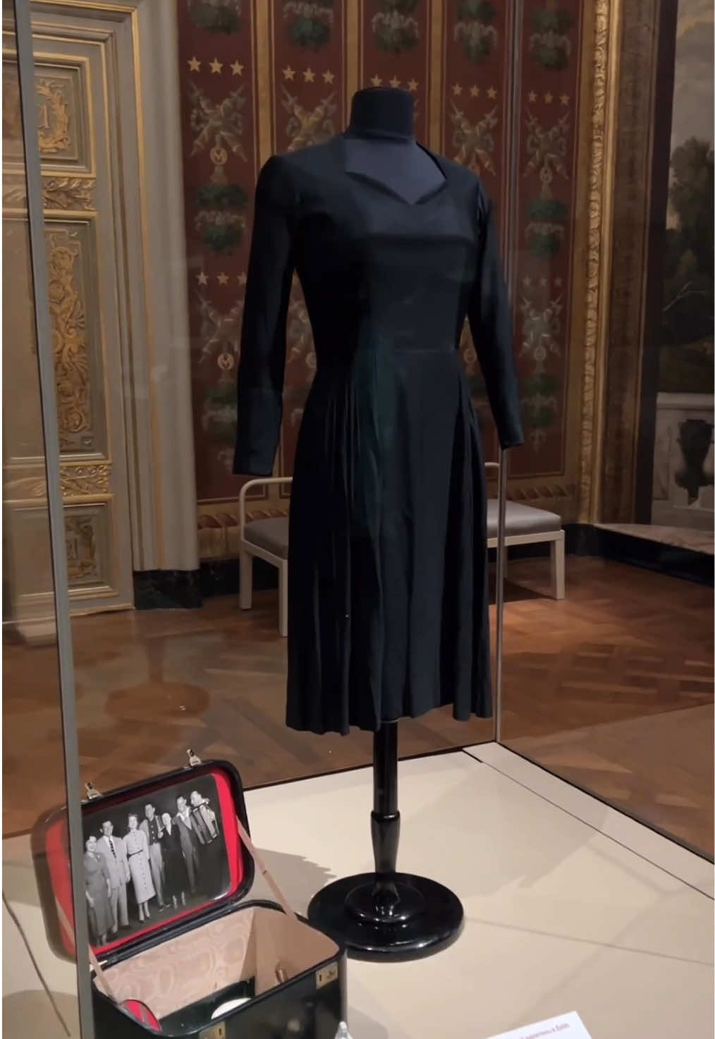 Venez admirer la « petite robe noire » d'Edith Piaf dans le musée de la BnF Richelieu 😍 #edithpiaf #muséeparis #fashiontok #apprendresurtiktok #foryou 