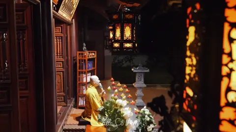 🌿 Trong trái tim bình yên, không phải không có bất kỳ sự tổn thương nào. Thật ra, trong trái tim ấy vẫn chứa đựng đầy đủ tất cả nỗi đau của cuộc sống, nhưng tất cả đã ngủ yên và dần dần được chuyển hóa. Trong trái tim bình yên…  Những ký ức cũ được gói gọn lại, cất ở một góc, và dần dần chuyển hóa thành “hơi ấm của  ngày hôm qua”, để cho những gì đã qua, dù vui hay buồn, mỗi khi nghĩ lại, cũng thấy rất ấm. Những mất mát, vẫn để lại trong lòng những khoảng trống rất lớn, nhưng dần dần sẽ chuyển hóa thành tâm niệm “biết trân trọng hiện tại”, biết yêu biết thương nhiều hơn những gì đang có và cảm nhận được trọn vẹn ý nghĩa của từng khoảnh khắc đi qua tay mình. Những mảnh vỡ vẫn còn, nhưng không còn sắc bén như những ngày đầu, và dần dần chuyển hóa thành “sự hiểu biết sâu sắc”, biết cách nắm giữ thế nào để không đổ vỡ, biết cách chữa lành những vết thương, biết cách giữ lại một người, và biết cách quên đi một người. Những vết thương cũ vẫn còn, nhưng lành lại, và dần dần chuyển hóa thành sức mạnh nội tâm, để hôm nay và ngày mai không còn bị tổn thương bởi những điều như ngày hôm qua nữa. Nhưng chuyển hóa bằng cách nào? Tình thương và hiểu biết có năng lực hấp thụ tất cả những nỗi đau trong cuộc sống và dần dần chuyển hóa chúng. Nguyện người an #chuacoam #xuhuong 