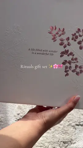 🎀 The Ritual of Sakura Gift Set 🎀 Looking for the perfect gift for someone who loves soft, floral scents? 🌸 This luxurious set is inspired by the beauty of cherry blossoms and enriched with rice milk — a true moment of self-care. 💖 ✨ What’s inside: • The Ritual of Sakura Body Cream (100ml) • The Ritual of Sakura Body Scrub (125g) • The Ritual of Sakura Foaming Shower Gel • Travel-size Rêve de Hanami (15ml)  Available now on the official website! @Rituals @Rituals Cosmetics UK  #Rituals #giftset #girl #fyp #sakura 