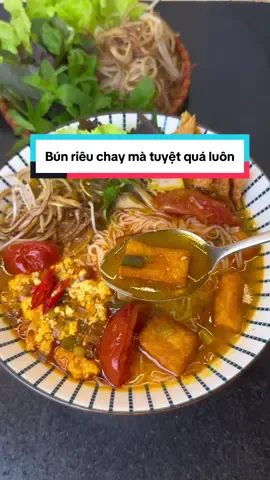 Cách mình làm bún riêu chay chuẩn ngon :                                                    B1- Ninh nước dùng từ các loại củ quả ninh 45p để nước dùng được ngọt thanh rồi vớt hết phần củ quả để lại nước dùng trong                                           B2 - Làm riêu : Đun sôi 0,5 lít nước đậu rồi cho 30ml chanh vào cho tạo thành kết tủa rồi lấy vớ vớt ra để lại 1 chút riêu cua trong nồi lúc sau cho vào nước dùng - Vớt ra để vào bát bóp thêm 2,3 miếng đậu phụ rồi thêm 1 chút dầu điều và hạt nêm chay sau đó trộn đều và mang đi quay trong lò vi sóng tầm 2 phút hoặc 6,7 phút ở nồi chiên để tạo riêu đậu.                                                               B3 - Xào các loại nấm,chiên đậu và váng đậu để ăn kèm.                               B4 - Phi thơm hành boaro rồi cho cà chua vào nêm 1/2 thìa hạt nêm chay và 1 thìa dầu màu điều đảo đều cho cà chua mềm 1 chút sau đó trút hết phần cà chua vào nồi nước dùng.         B5 - Đun nồi nước sôi thì thả đậu phụ và nấm đã xào vào nồi đun lửa nhỏ khoảng 5-7 phút                           B6 - Trần qua bún cho vào tô thêm các nguyên liệu ăn cùng và chế nước vào tô bún sau đó thưởng thức như vậy là xong                                        Mọi người làm theo công thức này đảm bảo ngon nha ,chúc mọi người thành công ❤️ #DuongVuiVe #LearnOnTikTok #nauancungtiktok  #comchay #bunrieuchay 