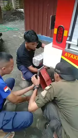 Cara gulung selang melalui lubang yang ada dibelakang bemper belakang unit Damkar.... #pemadamkebakaran  #gulungselangpemadam  #firefighter  #inovasi 