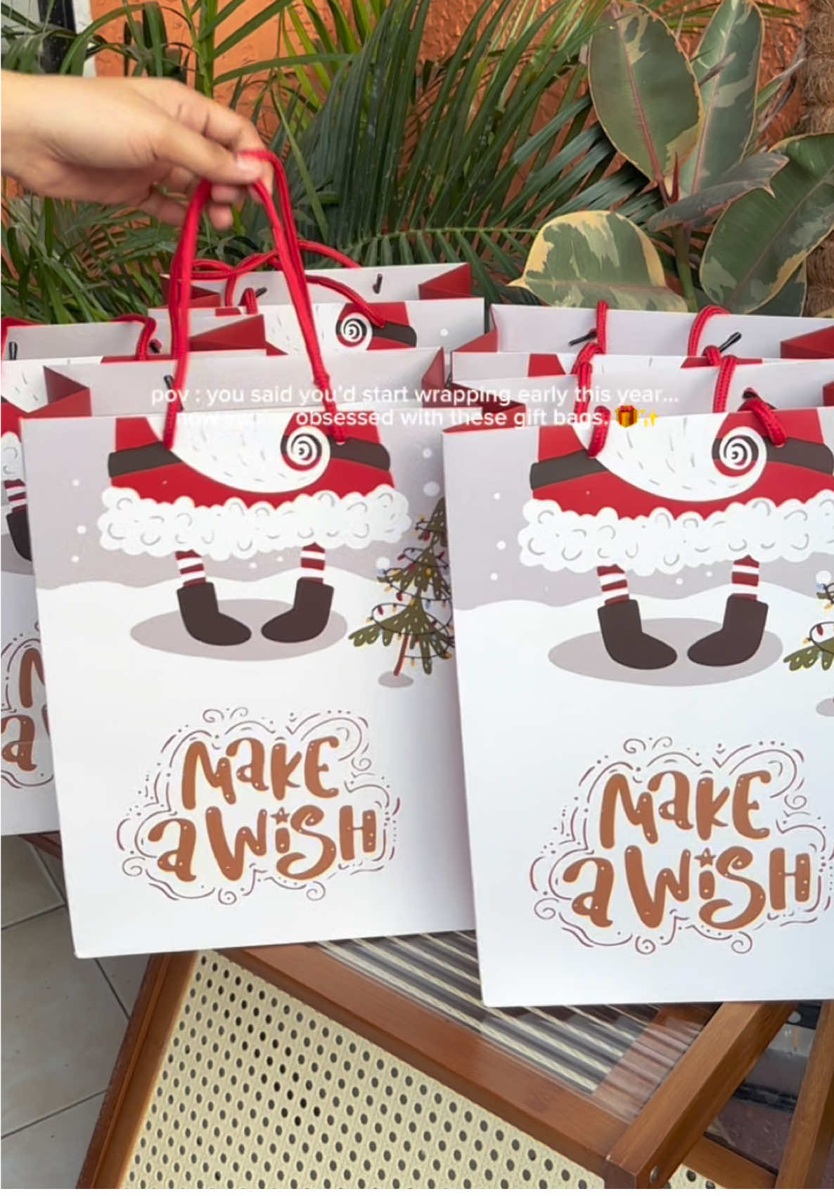 gift bags for christmas day! 🎄 for as low as ₱70 for 5pcs na! #christmas #giftbag #christmasbag #christmasday #christmasgiftbag 