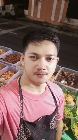 malam ini aku ada di nasi uduk ya. yang mau mampir silahkan bukan jam 1 pagi ya. #promomakan1111 #fyppppppppppppppppppppppp #promoseruweekend #fyviral 