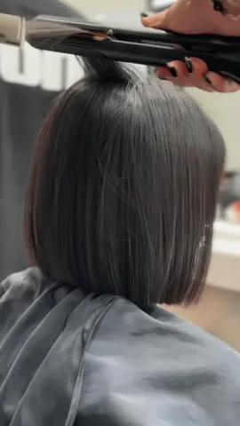 Khách thích duỗi thẳng đơ chứ không thích duỗi bám hay là cúp #duoitunhien #duoiion  #tocbobngan  #salondongphuong 