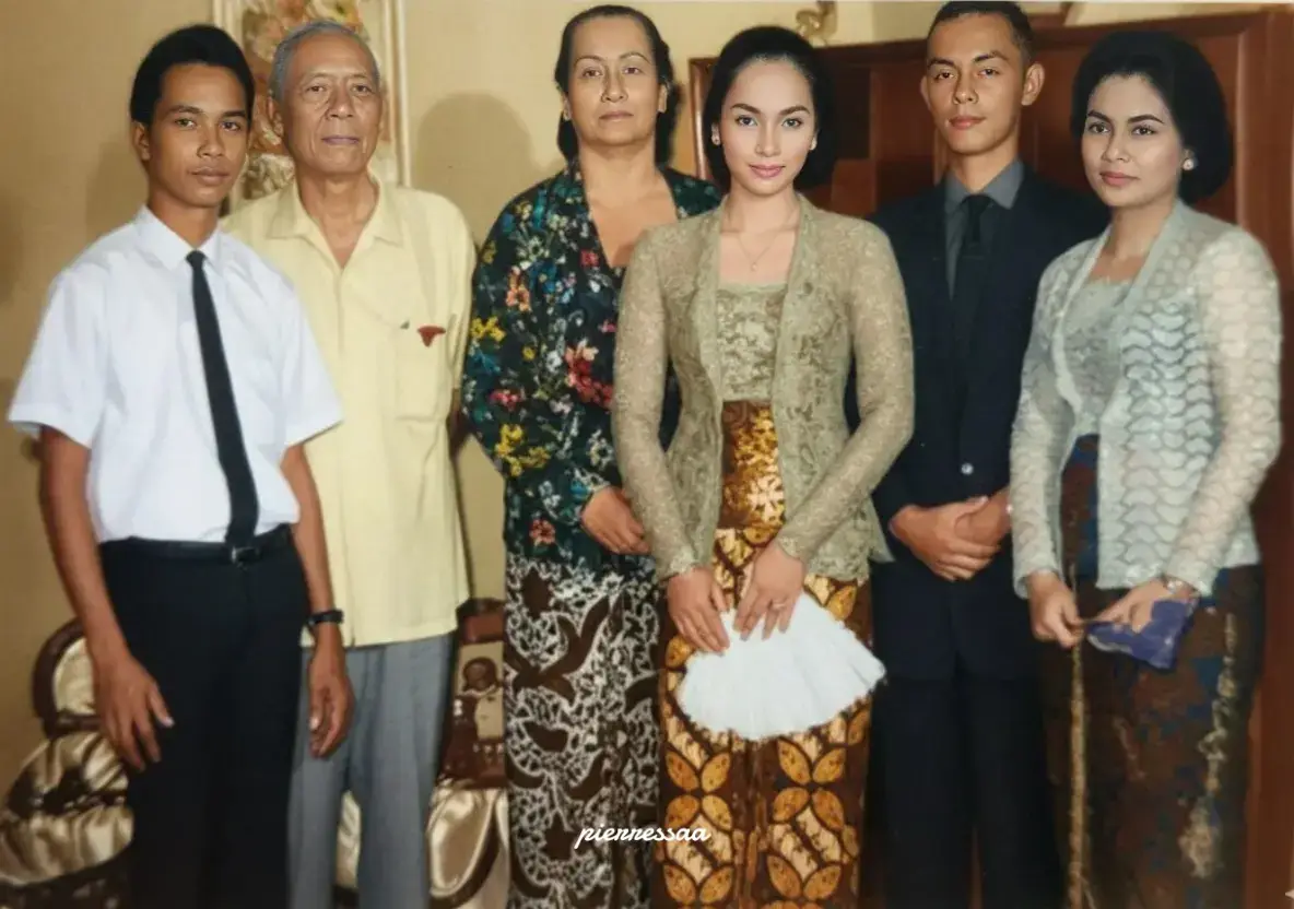 Foto-foto ini menjadi foto terakhir Pierre Tendean bersama keluarganya yang diambil pada awal Juli tahun 1965 saat adik Pierre, Rooswidiati Tendean, menikah dengan seorang pria Bugis bernama Jusuf Razak. (cmiiw) Sumber informasi & foto : Sang Patriot, biografi resmi Pierre Tendean #fyp #foryoupage #fyppppppppppppppppppppppp #pierretendean #History 