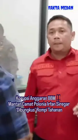 Kejaksaan Negeri (Kejari) Medan menahan tiga tersangka kasus dugaan korupsi anggaran belanja bahan bakar minyak (BBM) jenis solar subsidi untuk kendaraan operasional pengangkut sampah tahun anggaran 2024 di Kecamatan Medan Polonia. “Hari ini penyidik Pidsus Kejari Medan menetapkan tiga tersangka, yaitu Irfan Assardi Siregar (mantan Camat Medan Polonia), Khairul Aminsyah Lubis (Kasi Sarpras), dan Ita Ratna Dewi (tenaga honorer),” ujar Kasi Intel Kejari Medan Dapot Dariarma, Rabu (12/11/2025). Dari ketiganya, dua orang langsung ditahan: IAS di Rutan Medan dan IRD di Rutan Perempuan untuk 20 hari ke depan. Sementara Khairul belum ditahan karena tidak memenuhi panggilan tanpa alasan jelas. Kasi Pidsus Kejari Medan, Dr. Mochamad Ali Rizza, mengatakan, penahanan dilakukan setelah penyidik menemukan cukup bukti adanya penyimpangan pengelolaan anggaran BBM solar subsidi senilai Rp1,017 miliar. “Anggaran itu dimanipulasi melalui dokumen realisasi fiktif dan perbedaan volume bahan bakar yang dipertanggungjawabkan. Akibatnya, negara dirugikan sekitar Rp332 juta,” jelasnya. Kasus ini masih terus dikembangkan, dan penyidik tidak menutup kemungkinan ada pihak lain yang akan dimintai pertanggungjawaban. Ketiganya dijerat Pasal 2 ayat (1) dan Pasal 3 UU Nomor 31 Tahun 1999 tentang Pemberantasan Tindak Pidana Korupsi, jo UU Nomor 20 Tahun 2001, jo Pasal 55 ayat (1) ke-1 KUHP.