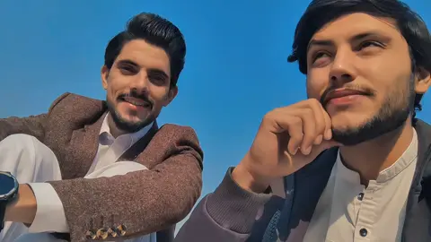 دنیا میں پہچان، عزت اور مقام اُنہیں ملتا ہے جو خود کو دکھانے کی ہمت رکھتے ہیں۔ اگر تمہاری صلاحیت خاموش رہے، تو دنیا تمہیں گمنامی کے اندھیروں میں دفن کر دیتی ہے۔ یہ زمانہ کردار سے زیادہ نمود و نمائش کو اہمیت دیتا ہے۔ لوگ تمہارے اخلاق نہیں، تمہارا اثر دیکھتے ہیں؛ تمہاری سچائی نہیں، تمہاری پہنچ دیکھتے ہیں۔ ہمیں سیکھنا چاہیے کہ اپنی روشنی خود بنانی ہے، چاہے حالات کتنے ہی سخت کیوں نہ ہوں۔ خاموش رہ کر عظمت حاصل نہیں ہوتی۔ دنیا اُنہی کو سلام کرتی ہے جو خود کو منواتے ہیں، چاہے راستہ کتنا ہی دشوار کیوں نہ ہو۔ اپنے ہنر کو چھپانا گویا اپنی زندگی کو مٹانے کے مترادف ہے۔ اگر تم میں قابلیت ہے، تو اسے دنیا کے سامنے لاؤ، کیونکہ دنیا اندھے انصاف سے نہیں، روشن چہروں سے فیصلے کرتی ہے۔ ہمیں حقیقت کو قبول کرنا ہوگا کہ سچ، اگر چھپا رہے، تو جھوٹ بھی غالب آ جاتا ہے۔ لہٰذا اپنی محنت، علم اور عزت کو اندھیرے میں نہ رہنے دو۔ آواز بنو، روشنی بنو، اثر بنو۔ دنیا اُنہیں مانتی ہے جو خود کو منواتے ہیں، جو گر کر اُٹھتے ہیں، جو اپنی چمک سے اندھیروں کو مات دیتے ہیں۔ ❤️‍🔥💯🫴🏻❤️‍🩹#fyp #poetry #fyppppppppppppppppppppppp #foryoupageofficiall #uzairmalizai @🎭🍂Areebakhan21🌝⚡ @🩺💫𓃮۔.ৣ͜͡حســـؔــن ویــؔـر @🇦🇪اياش @😇sudaiskhan123😇 @✌👑🦅نازولی باچا 👑✌🦅 @🧚‍♀️ᴍᴇʜʀᴏᴏ 𝒙 ᴘᴀɪɴᴛ 🫟 🖌️ @Farhan Khan 