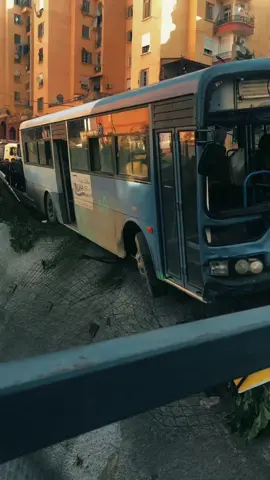Tala ourian : un accident à la limite de la catastrophe ! Imaginez si ce bus qui était plein est tombé ici après l'accident de ce matin ?#