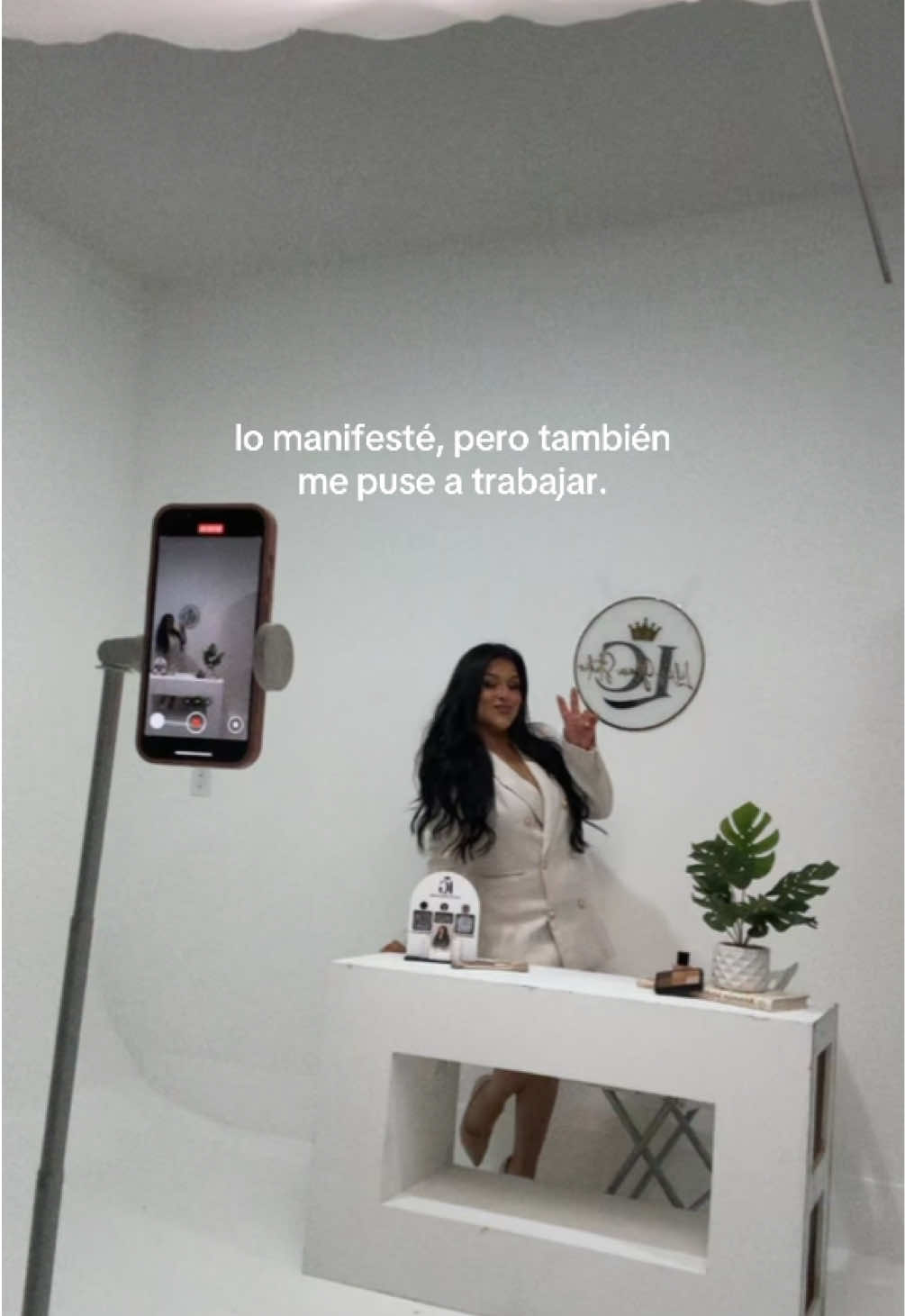 Un dia para recordarte que trabajes por tus sueños 🤍 #fypage #parati #sueñaengrande #siguetucorazon 