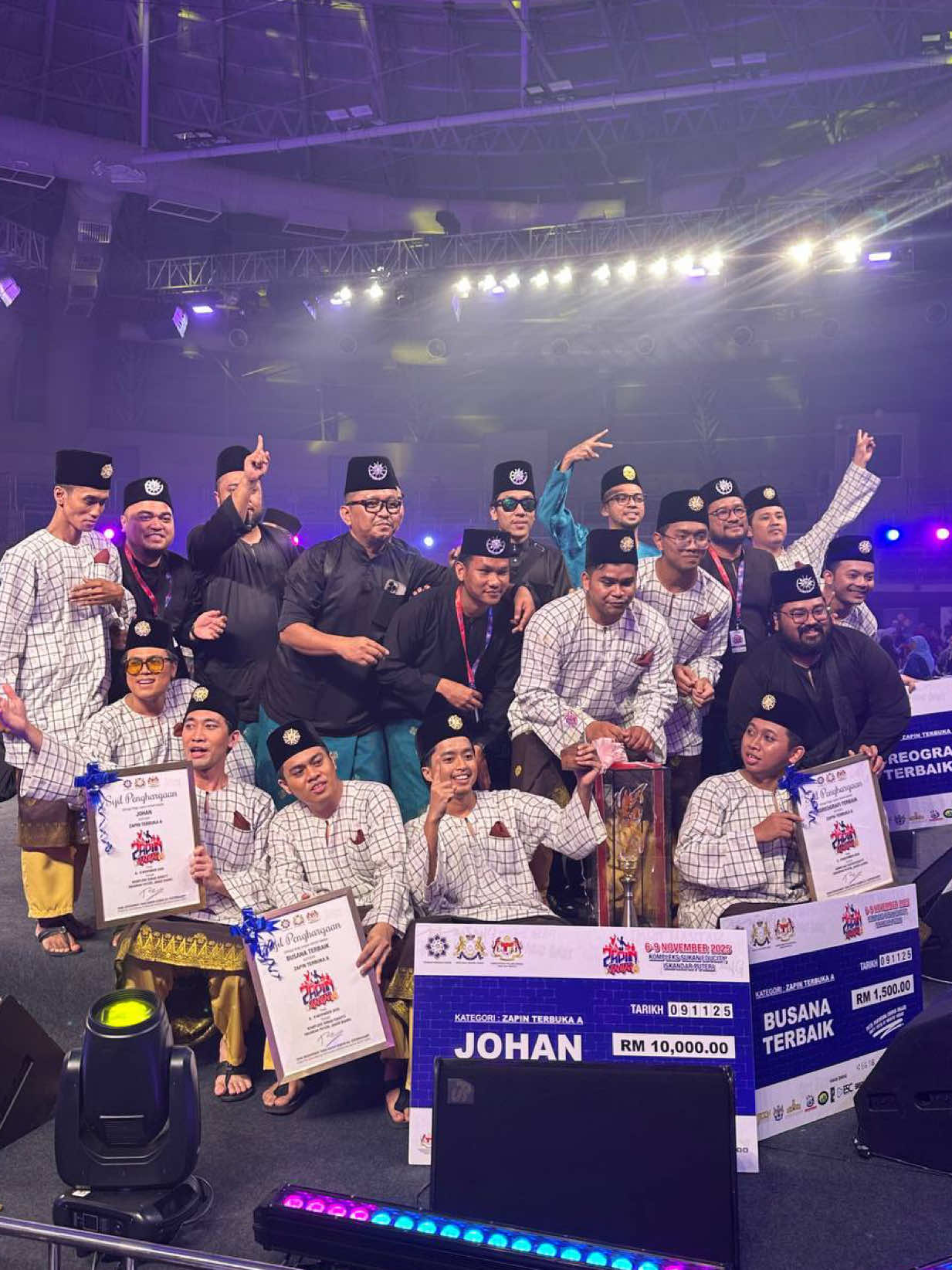 Still got goosebumps thinking about how good Alunan Atma sounded live that night 😭🔥 the arrangement, the energy, everything was just insane. So much love for these talented musicians, they really brought the whole perfomance to life✨  Mad respect 😎 @TRADI SERI KENCANA @Adib Bunyamin  #festivalzapinjauhar2025 #atmadaksina #alunanatma 