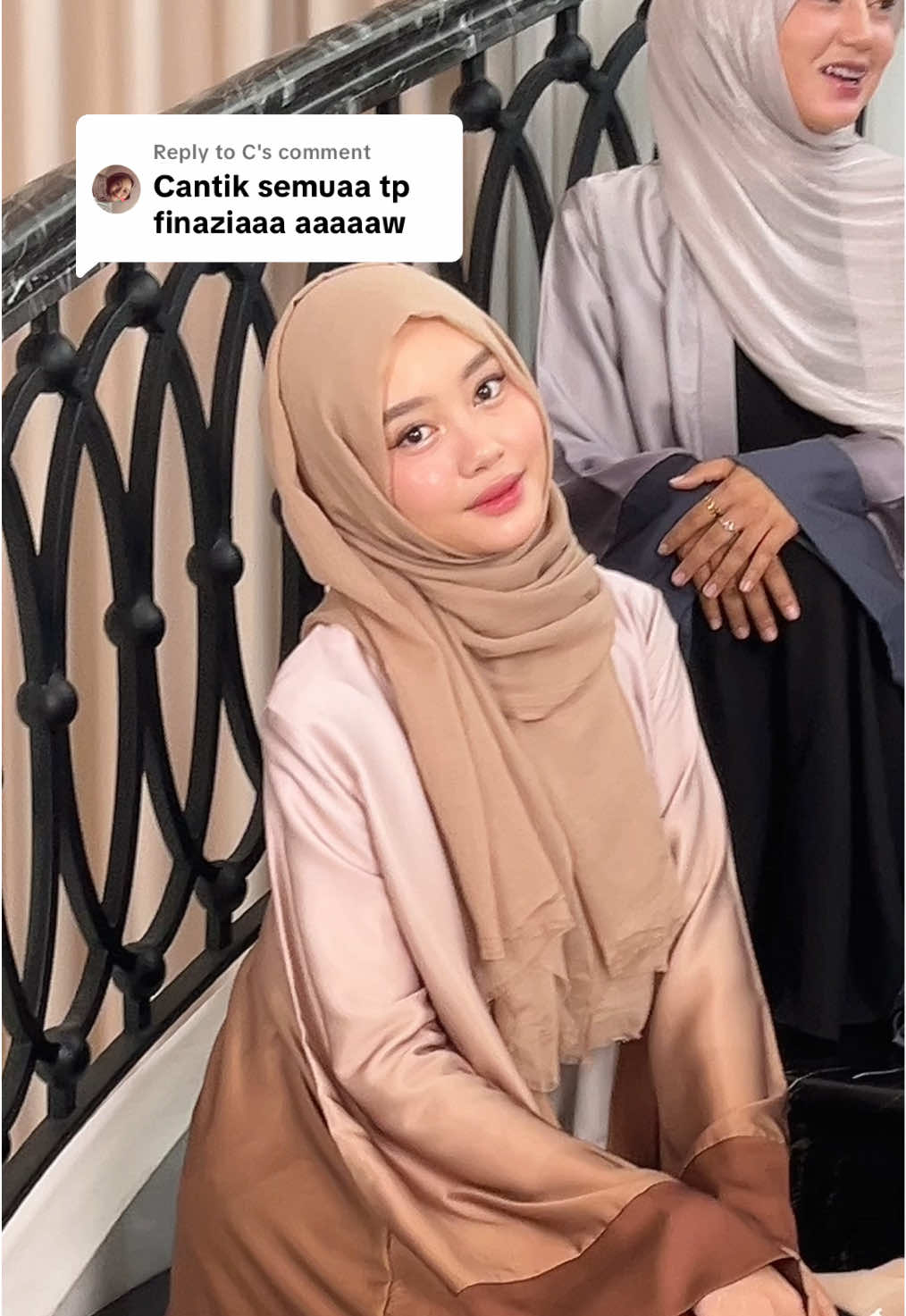 Replying to @C Zia emang bikin salfok banget cantiknya 🥵🩷 All hijab bisa di check out di @tiebymin official 