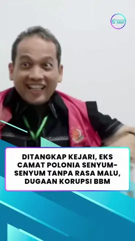 Anggaran BBM diduga Dikorupsi, Eks Camat Polonia Senyum-senyum Tanpa Rasa Bersalah Saat Ditangkap  MEDAN – Kejaksaan Negeri (Kejari) Medan menahan tiga tersangka kasus dugaan korupsi anggaran belanja bahan bakar minyak (BBM) jenis solar subsidi untuk kendaraan operasional pengangkut sampah tahun anggaran 2024 di Kecamatan Medan Polonia. “Hari ini penyidik Pidsus Kejari Medan menetapkan tiga tersangka, yaitu Irfan Assardi Siregar (mantan Camat Medan Polonia), Khairul Aminsyah Lubis (Kasi Sarpras), dan Ita Ratna Dewi (tenaga honorer),” ujar Kasi Intel Kejari Medan Dapot Dariarma, Rabu (12/11/2025). Dari ketiganya, dua orang langsung ditahan: IAS di Rutan Medan dan IRD di Rutan Perempuan untuk 20 hari ke depan. Sementara Khairul belum ditahan karena tidak memenuhi panggilan tanpa alasan jelas. Kasi Pidsus Kejari Medan, Dr. Mochamad Ali Rizza, mengatakan penahanan dilakukan setelah penyidik menemukan cukup bukti adanya penyimpangan pengelolaan anggaran BBM solar subsidi senilai Rp1,017 miliar. “Anggaran itu dimanipulasi melalui dokumen realisasi fiktif dan perbedaan volume bahan bakar yang dipertanggungjawabkan. Akibatnya, negara dirugikan sekitar Rp332 juta,” jelasnya. Kasus ini masih terus dikembangkan, dan penyidik tidak menutup kemungkinan ada pihak lain yang akan dimintai pertanggungjawaban. Ketiganya dijerat Pasal 2 ayat (1) dan Pasal 3 UU Nomor 31 Tahun 1999 tentang Pemberantasan Tindak Pidana Korupsi, jo UU Nomor 20 Tahun 2001, jo Pasal 55 ayat (1) ke-1 KUHP.