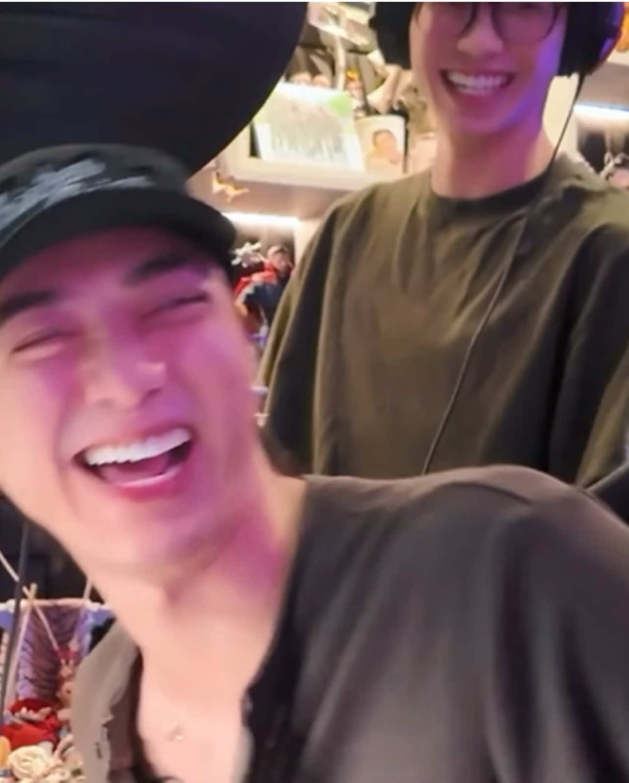 Con zai bố 🤣🤣 2 bố con này thu lúc nào cũng cười hihihaha thôi ©️Bản quyền thuộc YeaH1 - nhà sản xuất các chương trình giải trí hàng đầu như Gia Đình Haha, Tân Binh Toàn Năng, Anh Trai Vượt Ngàn Chông Gai, Chị Đẹp Đạp Gió Rẽ Sóng, Dẫn Dụ Em Vào Lòng #LamAnh #TanBinhToanNangEp6 #SOOBIN #TanBinhToanNang #LamAnh_TBTN  