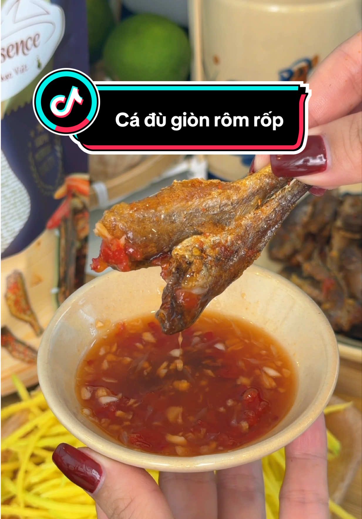 Cá đù giòn rôm rốp cái tên sao là nó vậy rất giòn, trộn xoài chấm mắm ớt tỏi ngon xĩu á trời #nấuăncùngn👩🏻‍🍳 #mukbang #food #cadugionromrop #vietessence 