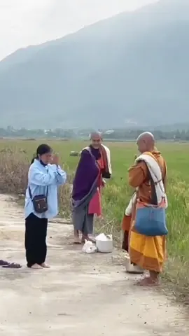 12/11 Phật tử thành kính cúng giường đảnh lể 2 Sư một cách hoan hỷ?#nammoadidaphat#phatphapnhiemmau#thongdiepcuocsong#thayminhtuemoinhat#xuhuong ,